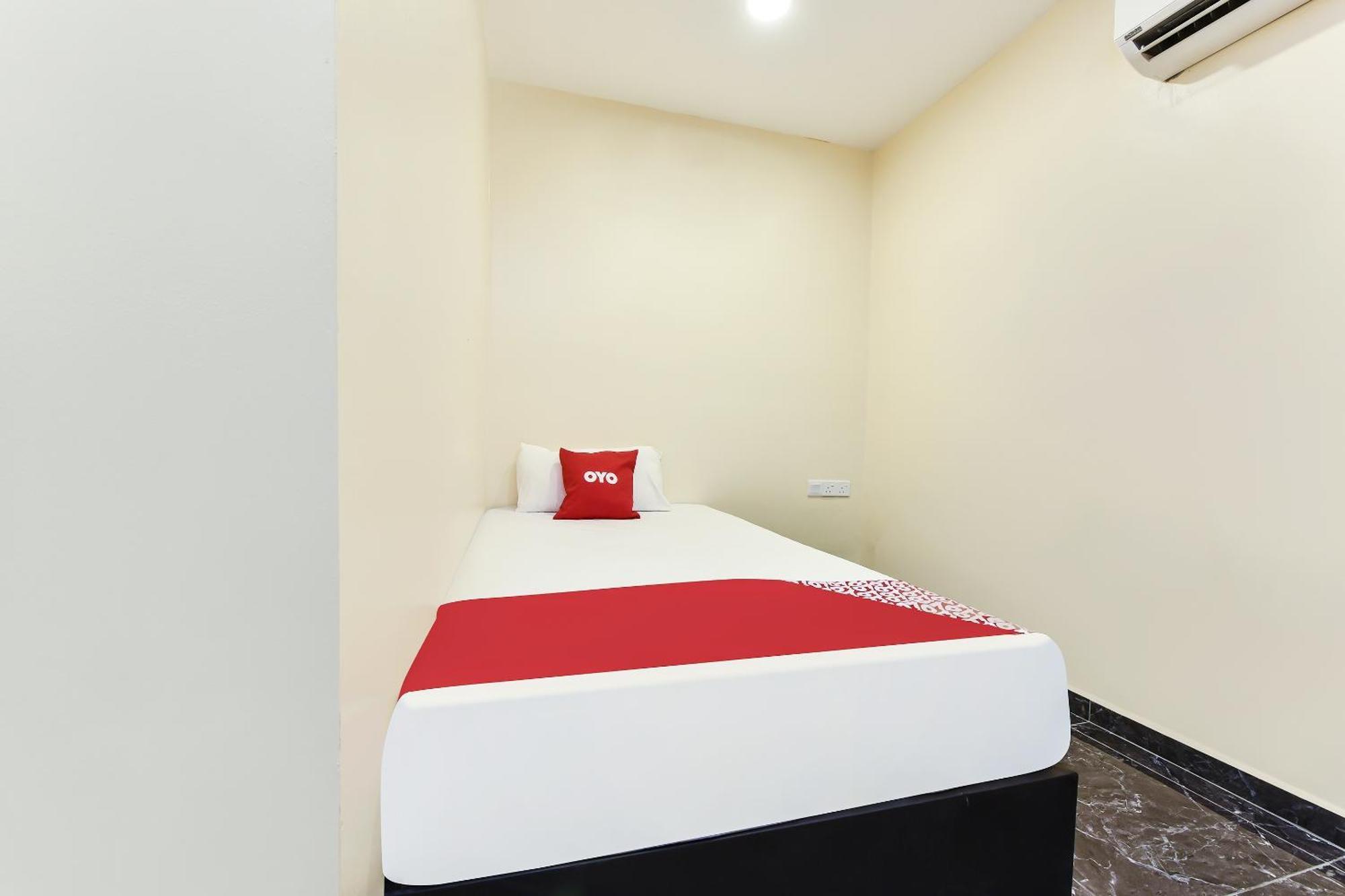Oyo 90445 Th Hotel Bahau Экстерьер фото