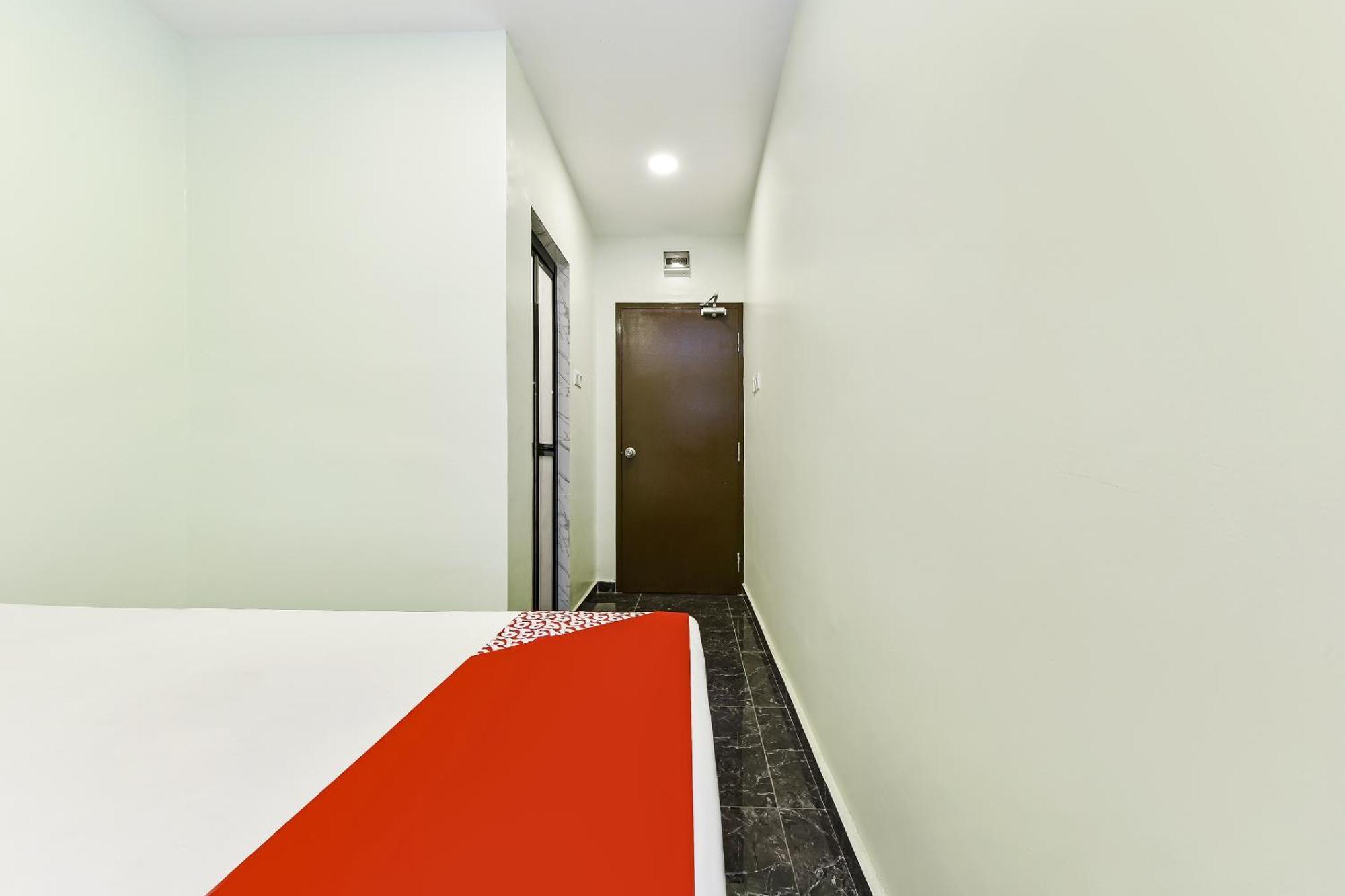 Oyo 90445 Th Hotel Bahau Экстерьер фото