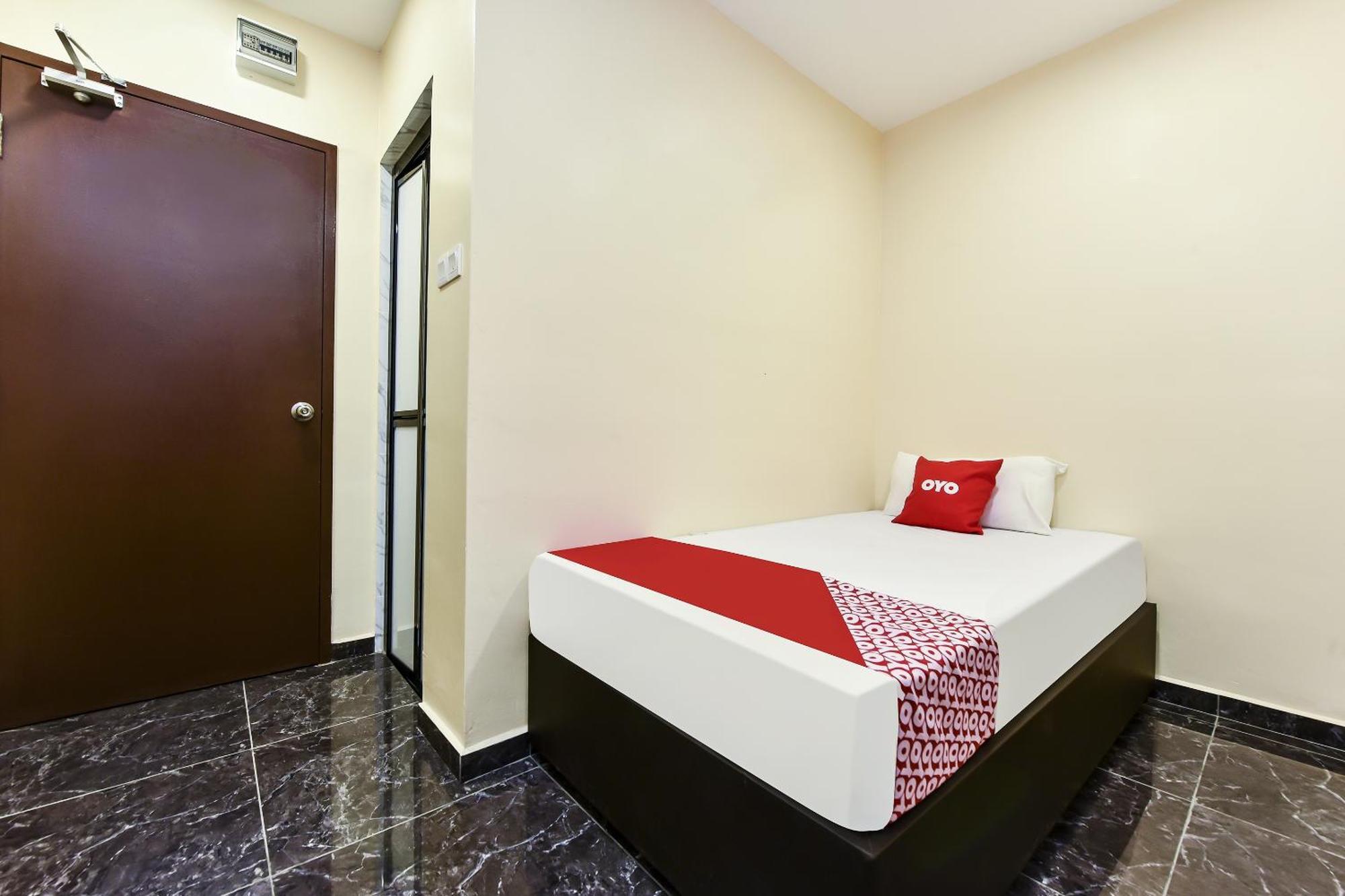 Oyo 90445 Th Hotel Bahau Экстерьер фото