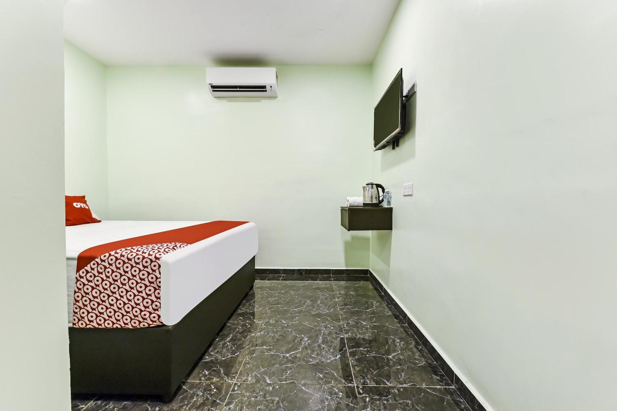 Oyo 90445 Th Hotel Bahau Экстерьер фото
