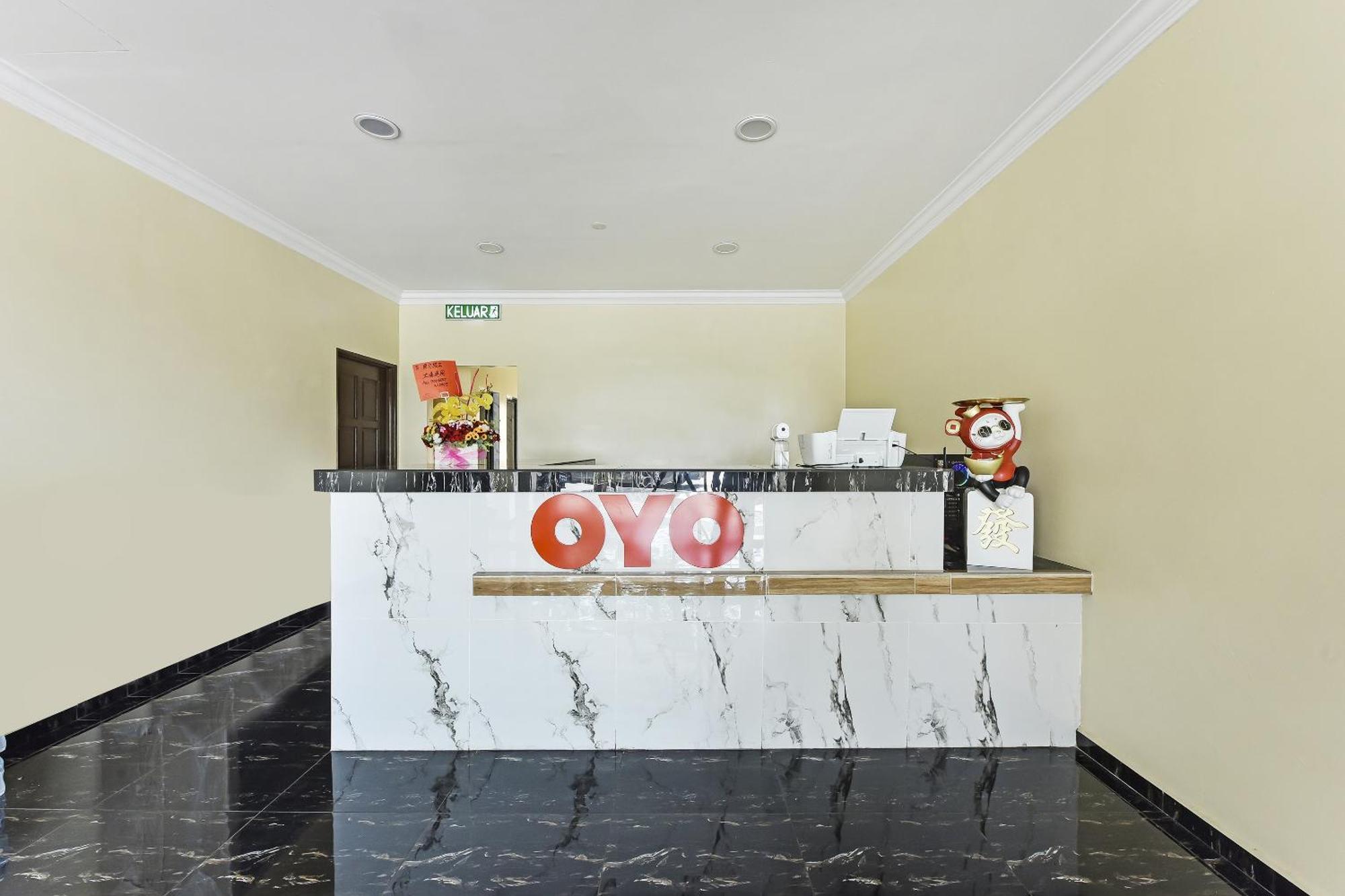 Oyo 90445 Th Hotel Bahau Экстерьер фото