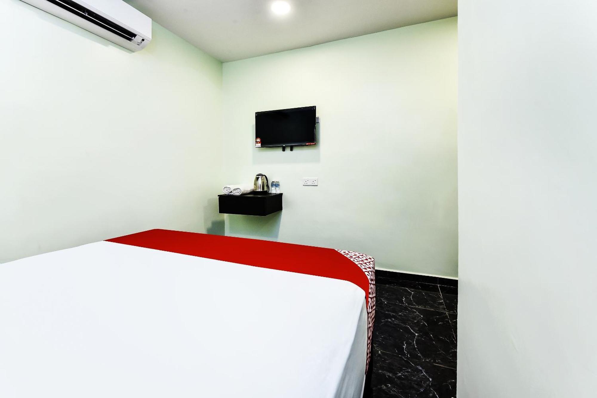 Oyo 90445 Th Hotel Bahau Экстерьер фото