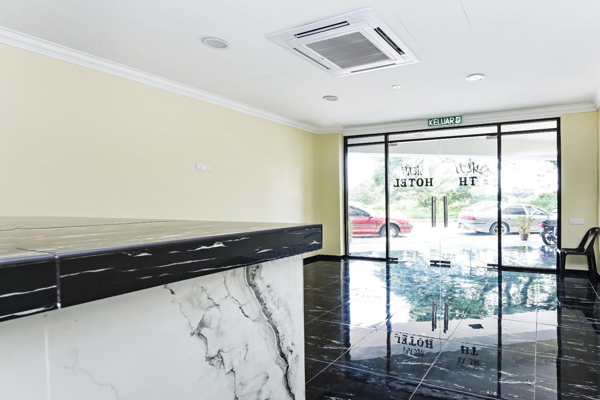 Oyo 90445 Th Hotel Bahau Экстерьер фото